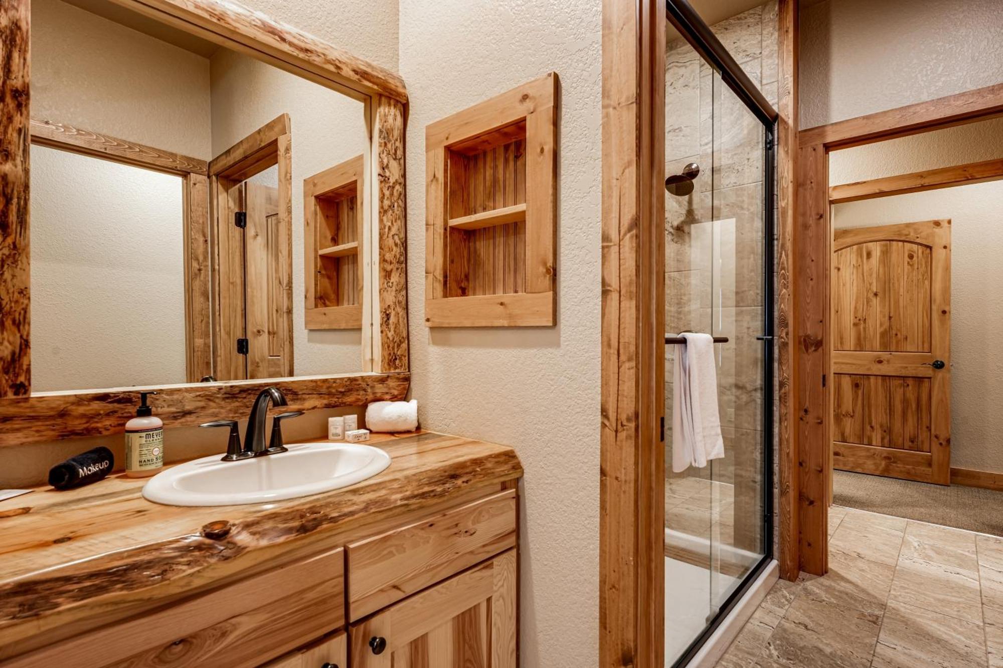 Whispering Pines Lodge: 11 Bedroom Eagle River Exterior photo